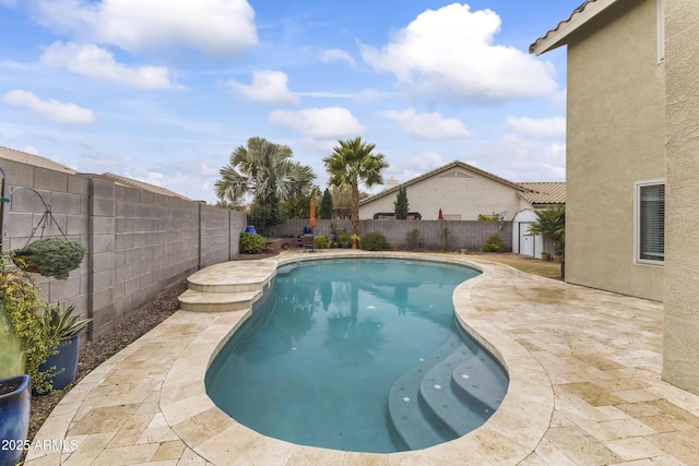 view of swimming pool featuring a patio