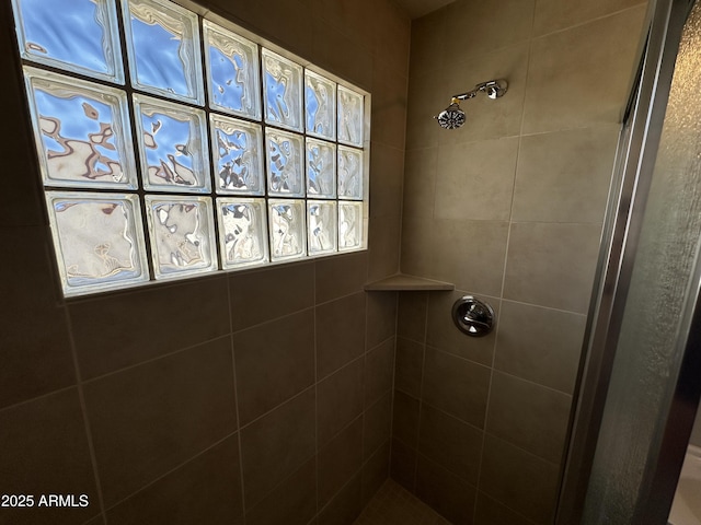 bathroom featuring a tile shower