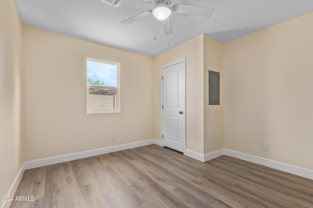 unfurnished room with wood-type flooring and ceiling fan