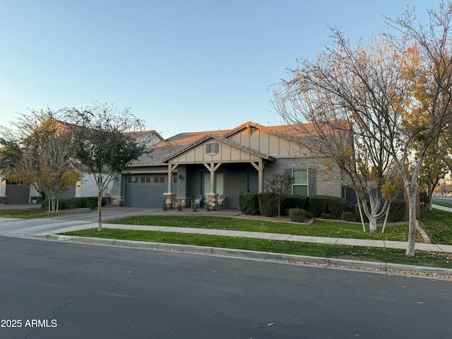 view of front facade featuring a garage and a front yard