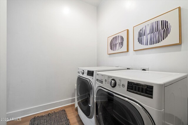 laundry room with laundry area, light wood-style flooring, baseboards, and independent washer and dryer