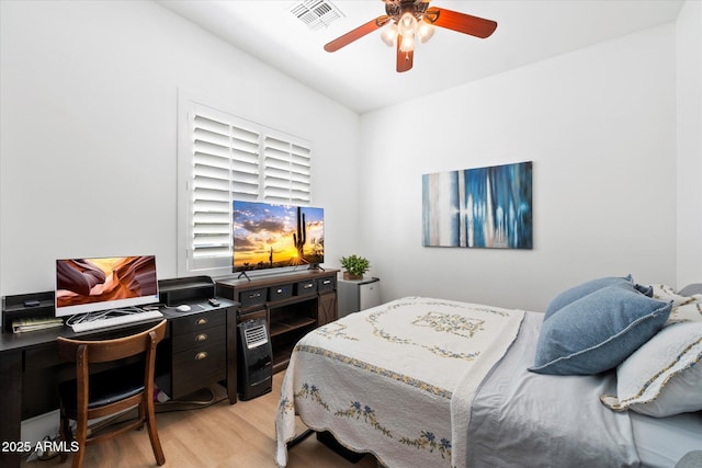 bedroom featuring visible vents, light wood-style flooring, and a ceiling fan