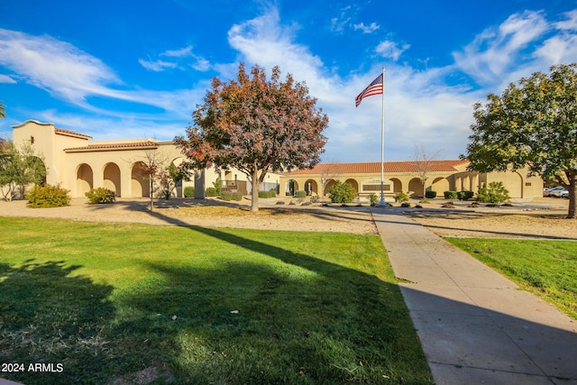 view of front of house featuring a front yard