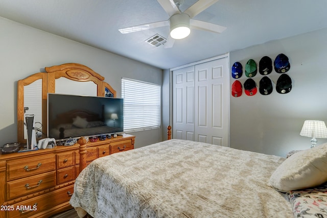 bedroom with ceiling fan, a closet, and visible vents