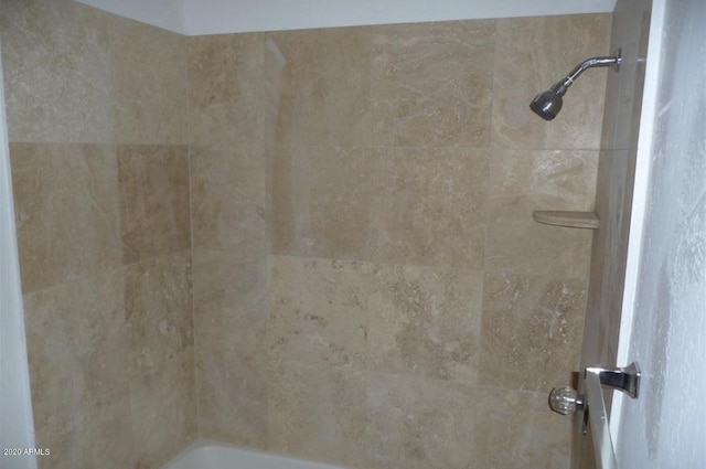 bathroom with tiled shower / bath