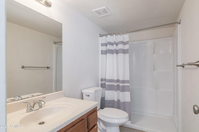 925 S Longmore Unit 201, Mesa, AZ 85202 - bathroom featuring vanity, toilet, and curtained shower