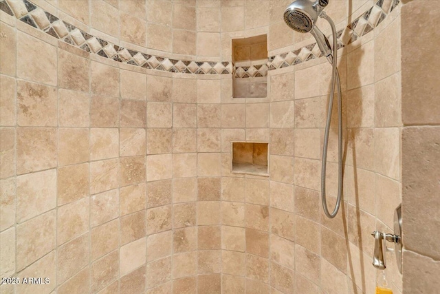 details featuring tiled shower