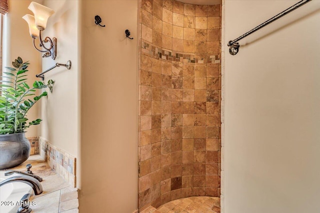 bathroom featuring tiled shower