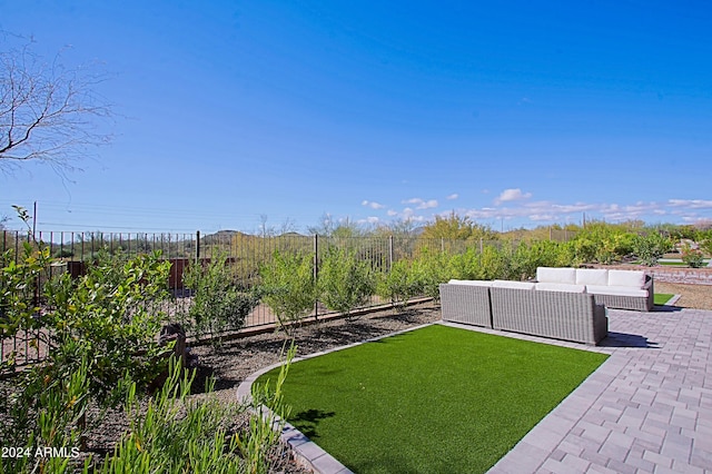 view of yard featuring an outdoor hangout area and a patio area