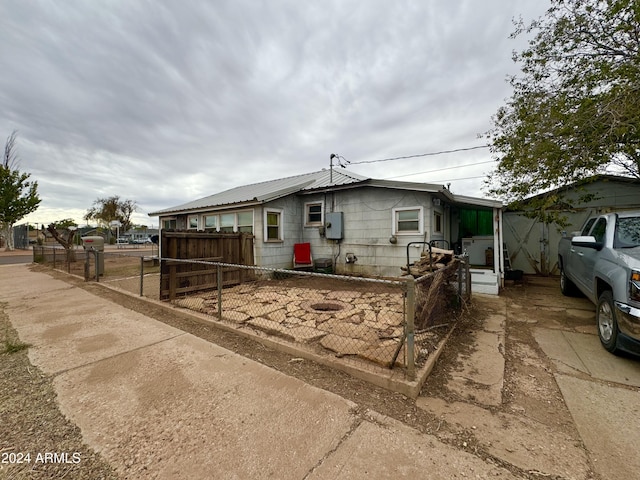 view of front of house featuring fence