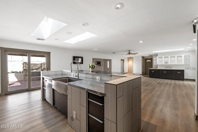 kitchen featuring light wood-style floors, visible vents, a large island, and modern cabinets