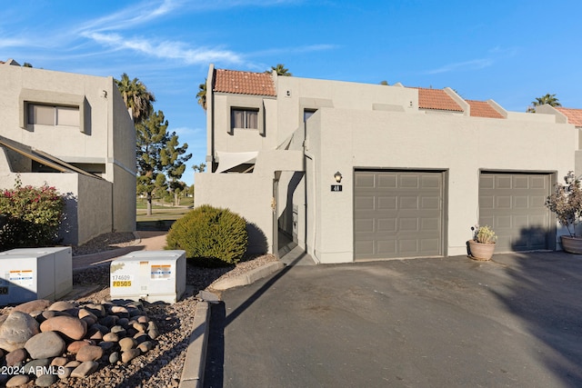 view of front facade featuring a garage