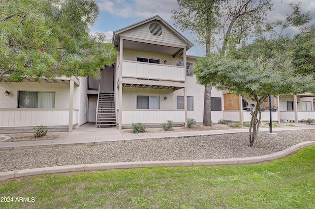 view of front of property featuring a balcony