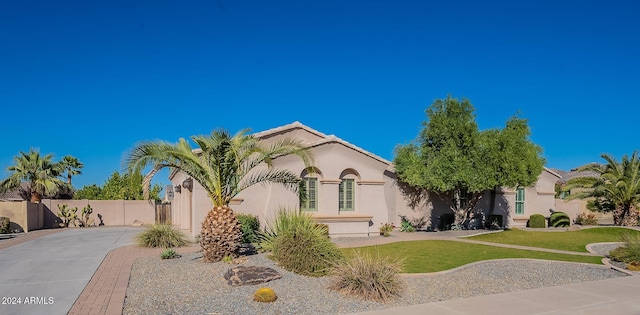 view of front of home featuring a front yard