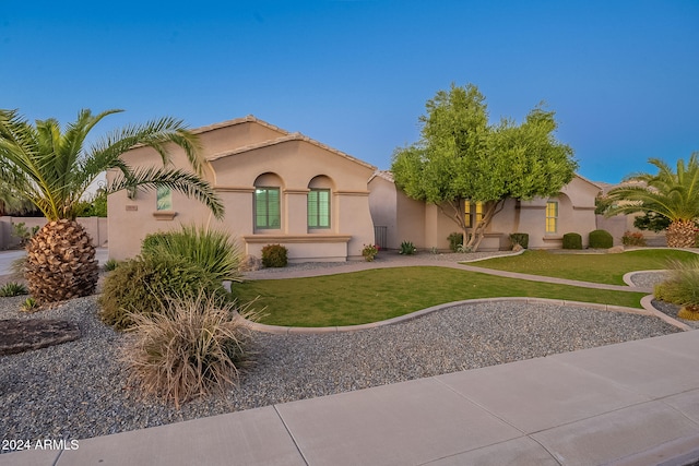 view of front facade featuring a front lawn