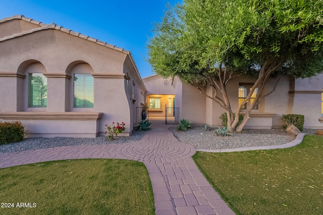 view of front of property featuring a front lawn