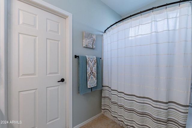 bathroom featuring a shower with shower curtain