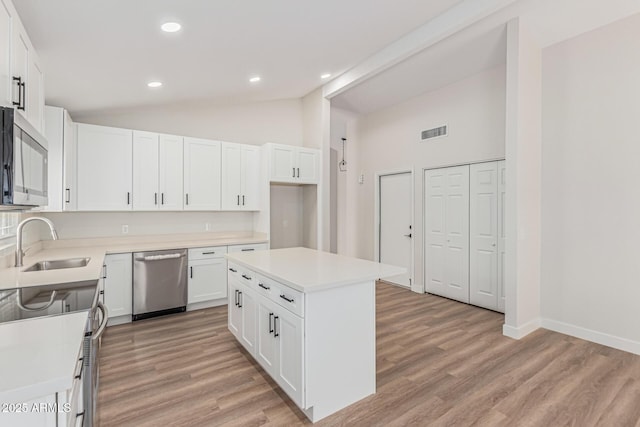 11021 N 55th Dr, Glendale, AZ 85304 - kitchen with stainless steel appliances, a sink, recessed lighting, light wood-style flooring, and light countertops