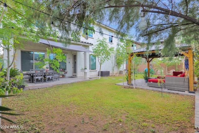 view of yard featuring an outdoor hangout area and a patio area