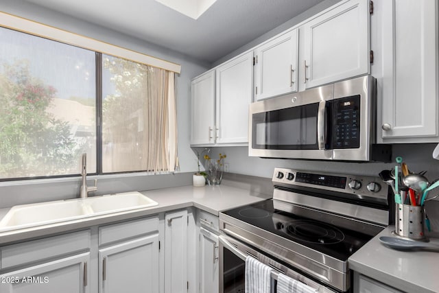 10863 N 117th Pl, Scottsdale, AZ 85259 - kitchen featuring stainless steel appliances, a sink, plenty of natural light, and light countertops