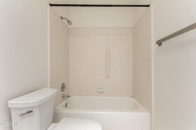 bathroom with tiled shower / bath and toilet