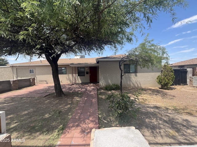 Listing photo 3 for 1732 W Indian School Rd, Phoenix AZ 85015