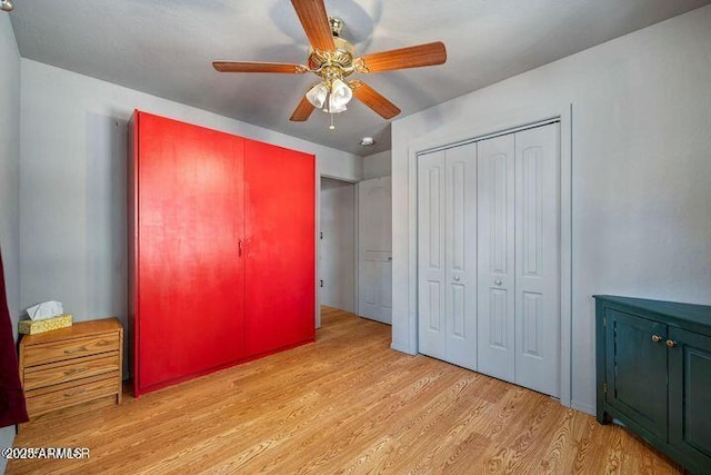 bedroom featuring light wood-type flooring, a closet, and ceiling fan