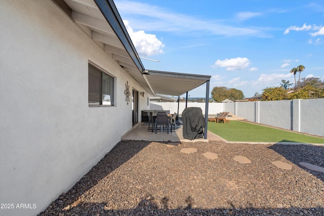 view of yard featuring a patio area