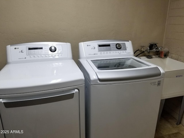 6011 N 33rd Ave, Phoenix, AZ 85017 - laundry room featuring independent washer and dryer