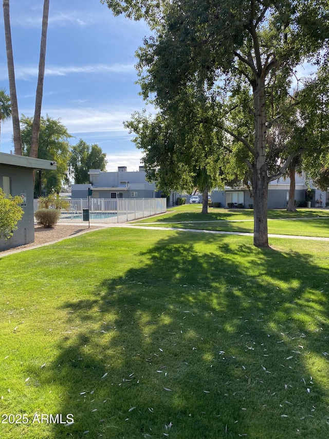 view of yard featuring a swimming pool