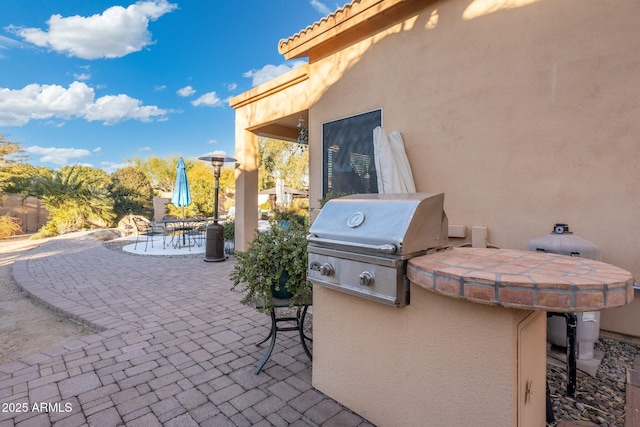 view of patio with an outdoor kitchen and grilling area