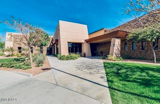 view of front of house with a front lawn