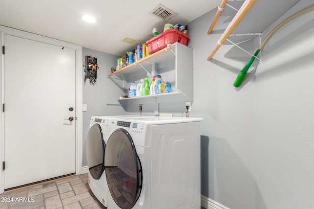 laundry room featuring laundry area, visible vents, washing machine and dryer, baseboards, and recessed lighting