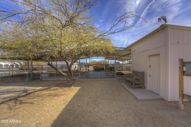 view of yard with an outbuilding