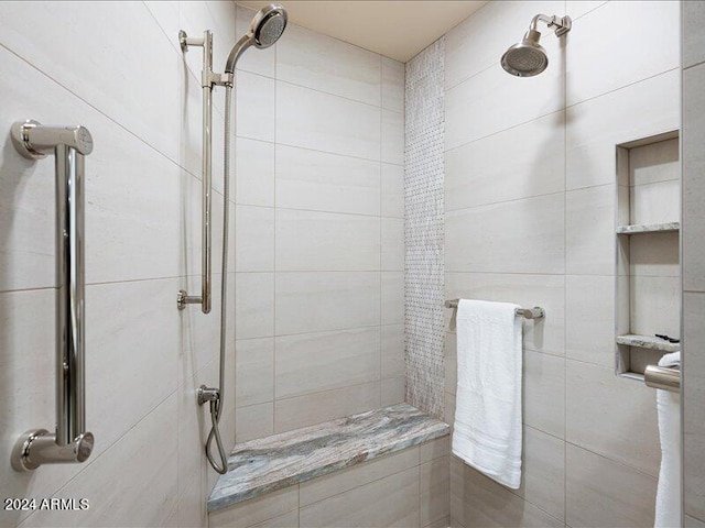 bathroom featuring tiled shower