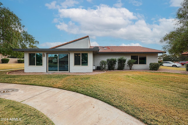 view of front facade with a front lawn