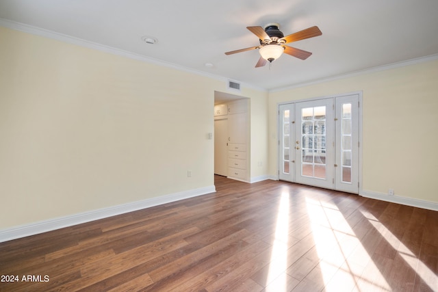 empty room featuring ceiling fan, wood-type flooring, and ornamental molding