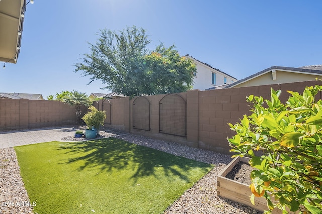 view of yard featuring a vegetable garden