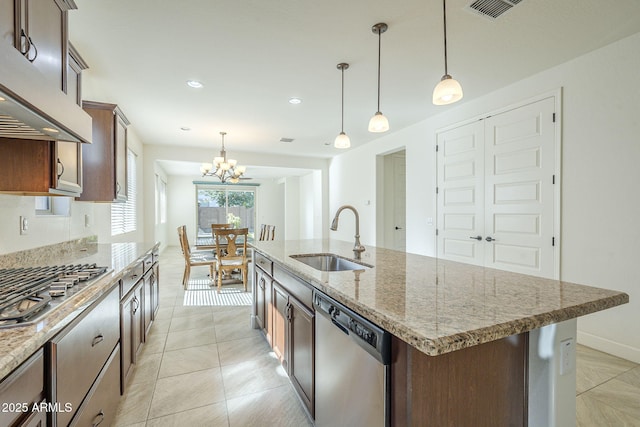 kitchen with stainless steel appliances, a sink, under cabinet range hood, an island with sink, and recessed lighting