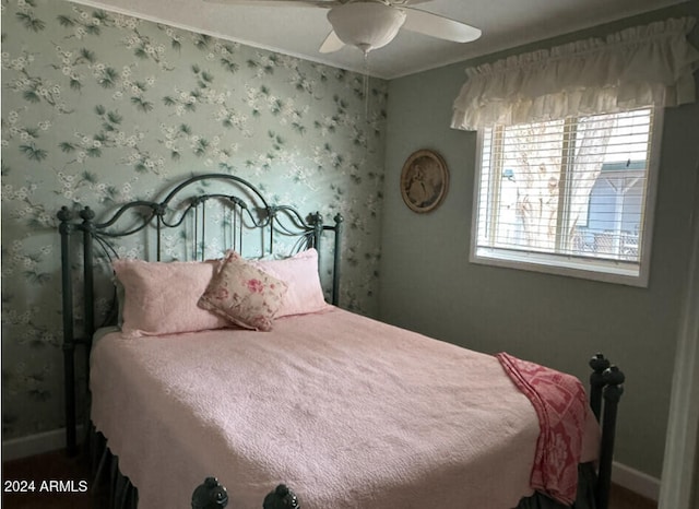 bedroom with ceiling fan