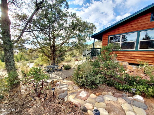 view of yard featuring a patio