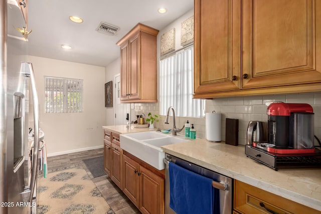 4832 E Cambridge Ave, Phoenix, AZ 85008 - kitchen featuring stainless steel appliances, a sink, backsplash, baseboards, and wood finished floors