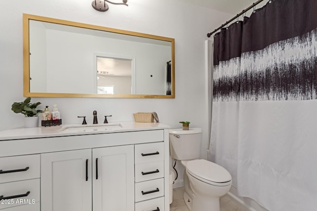 full bathroom featuring toilet, curtained shower, and vanity