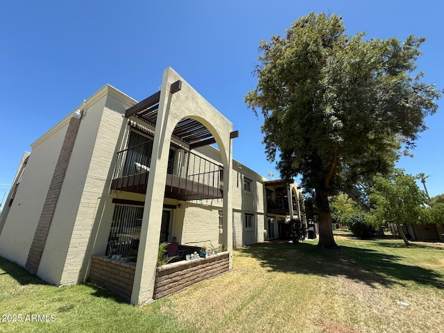 131 N Higley Rd Unit 215, Mesa, AZ 85205 - view of side of property featuring a balcony and a lawn
