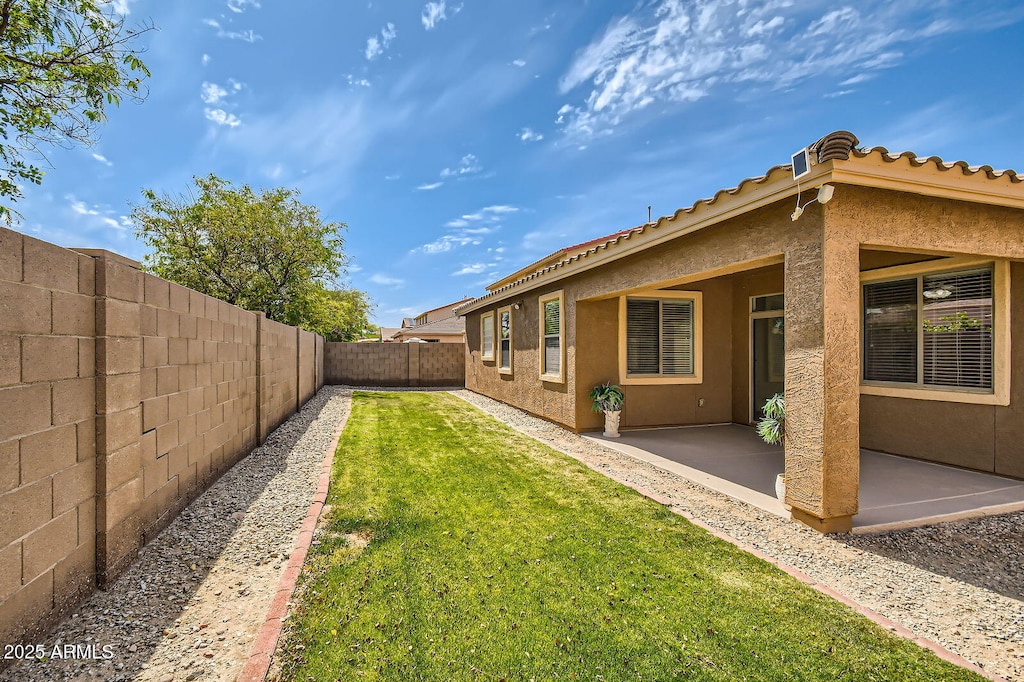 view of yard featuring a patio