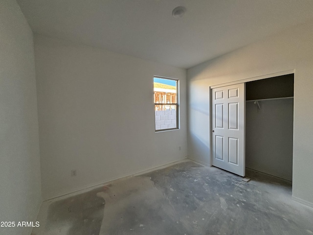 unfurnished bedroom featuring a closet