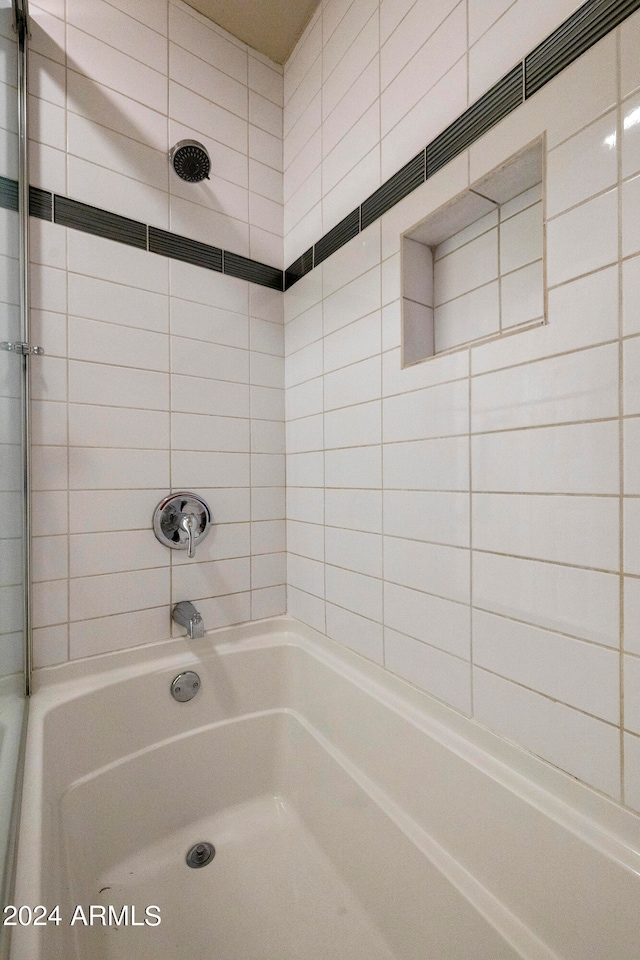 bathroom featuring tiled shower / bath combo