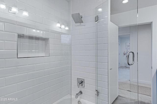 bathroom with washtub / shower combination