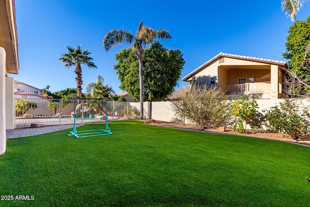 view of yard featuring a swimming pool