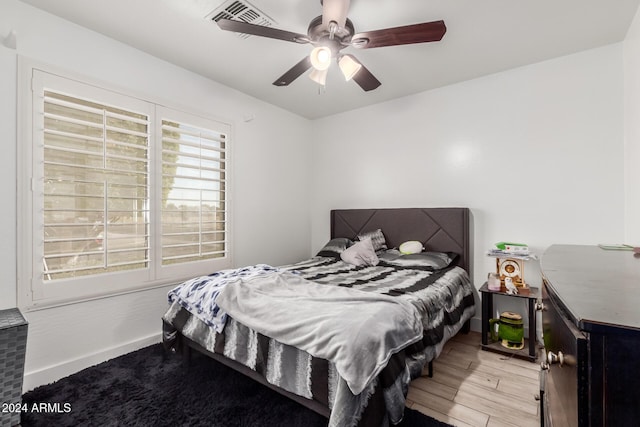 bedroom with ceiling fan